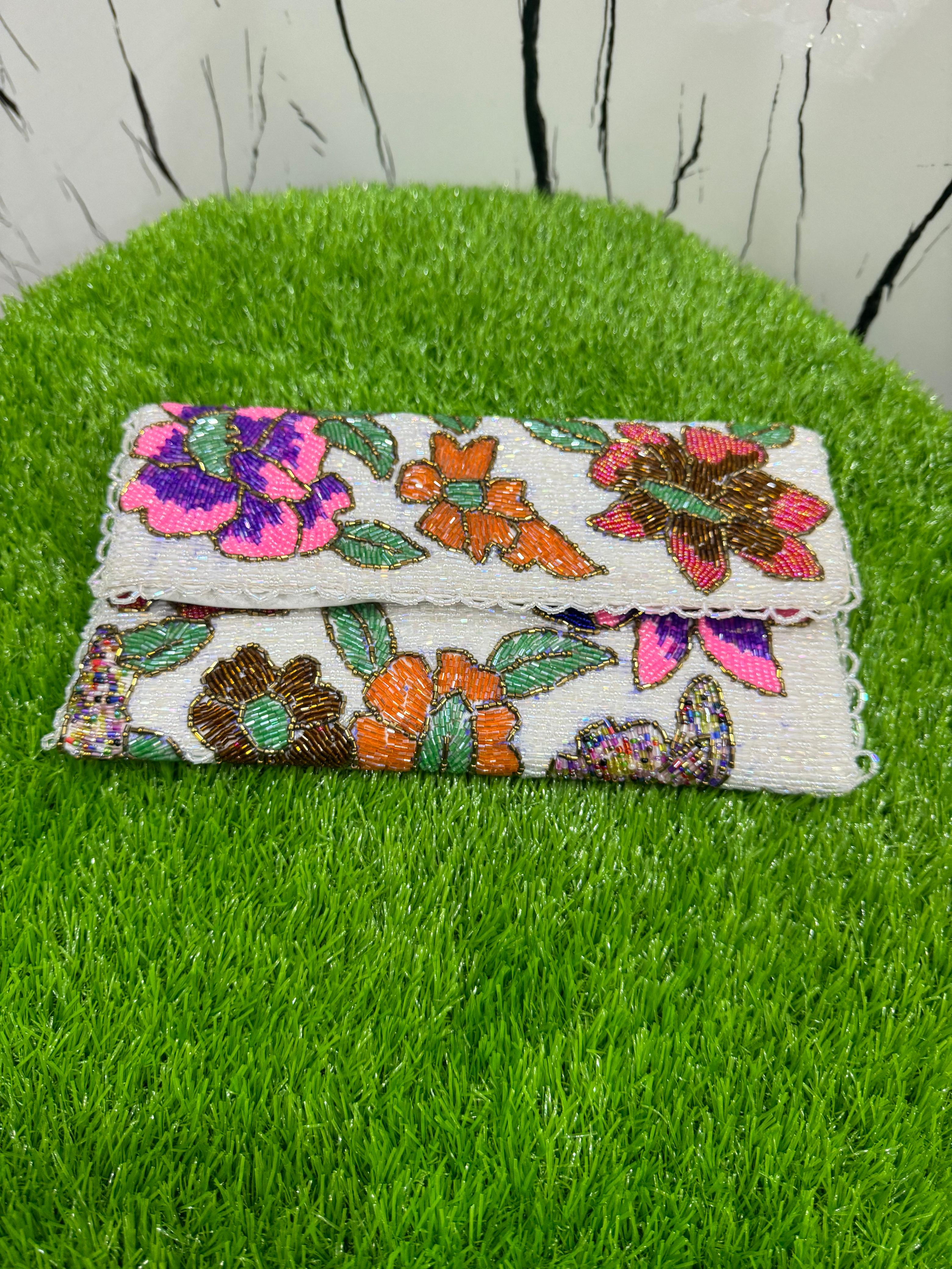 White Beauty Handmade Clutch – Elegant Design"