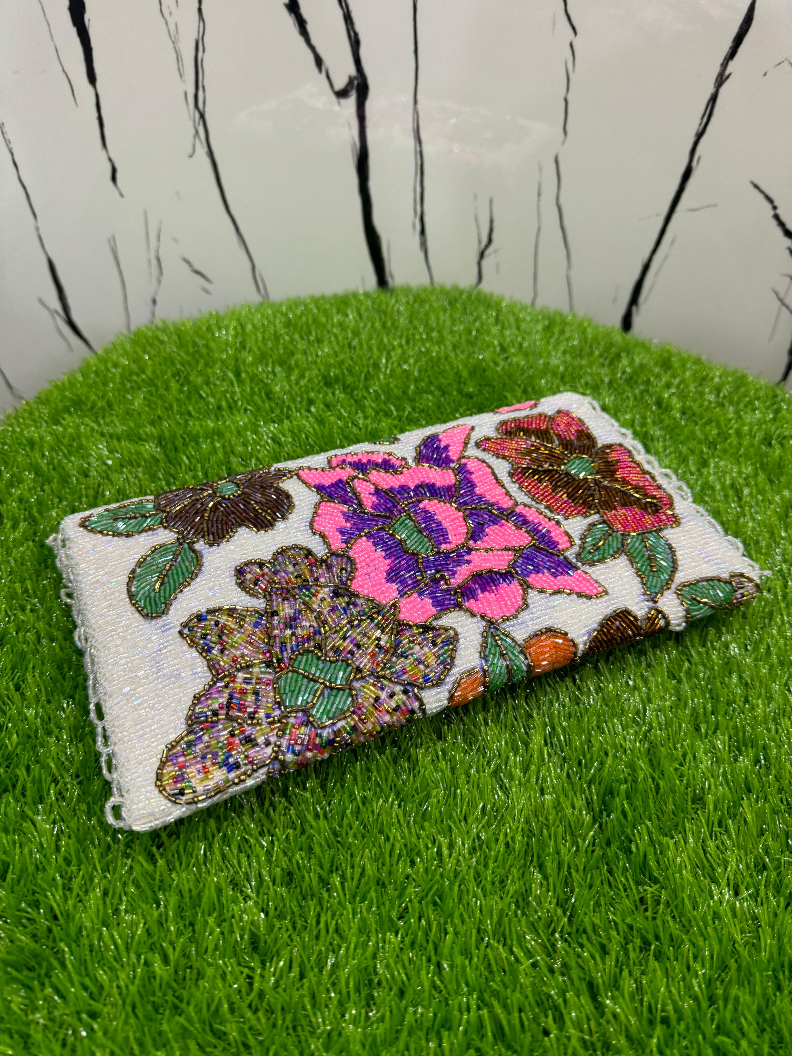 White Beauty Handmade Clutch – Elegant Design"