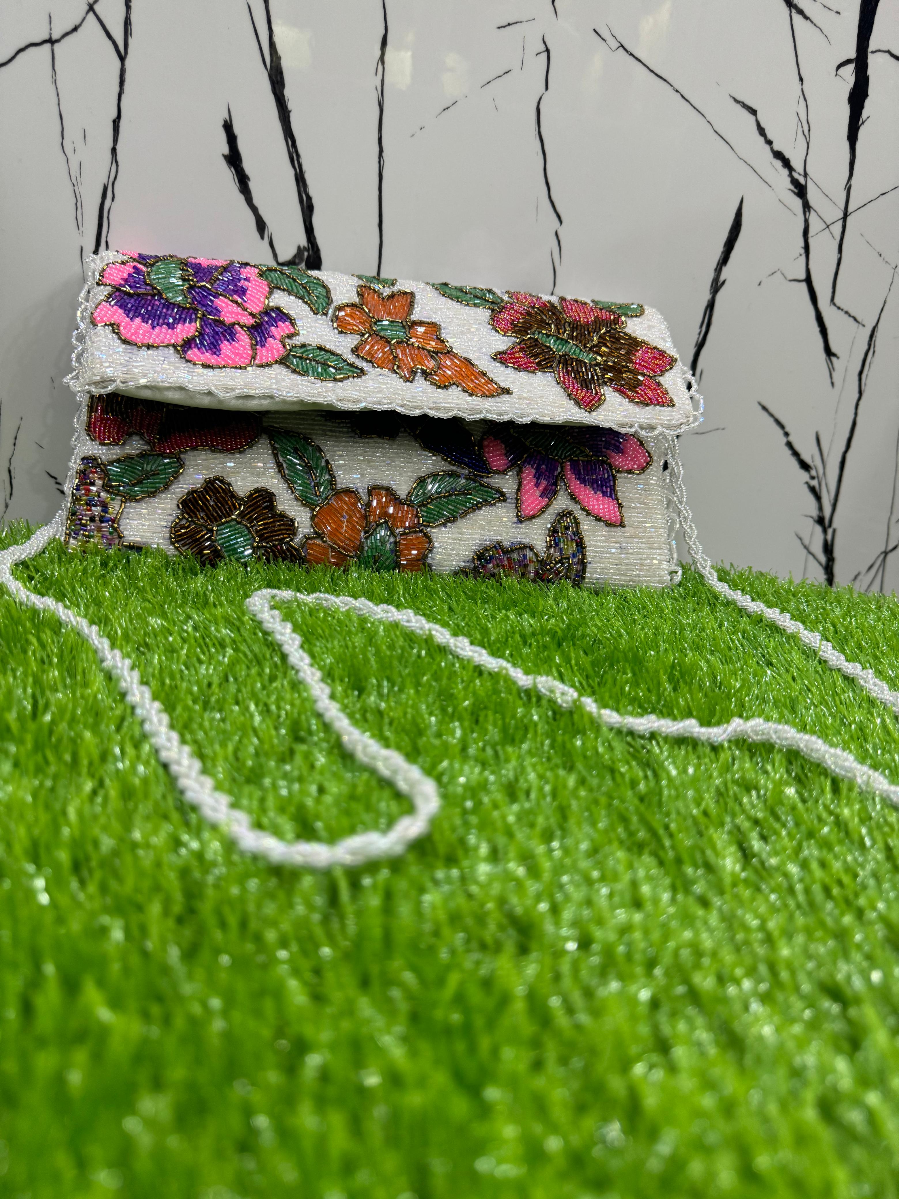 White Beauty Handmade Clutch – Elegant Design"