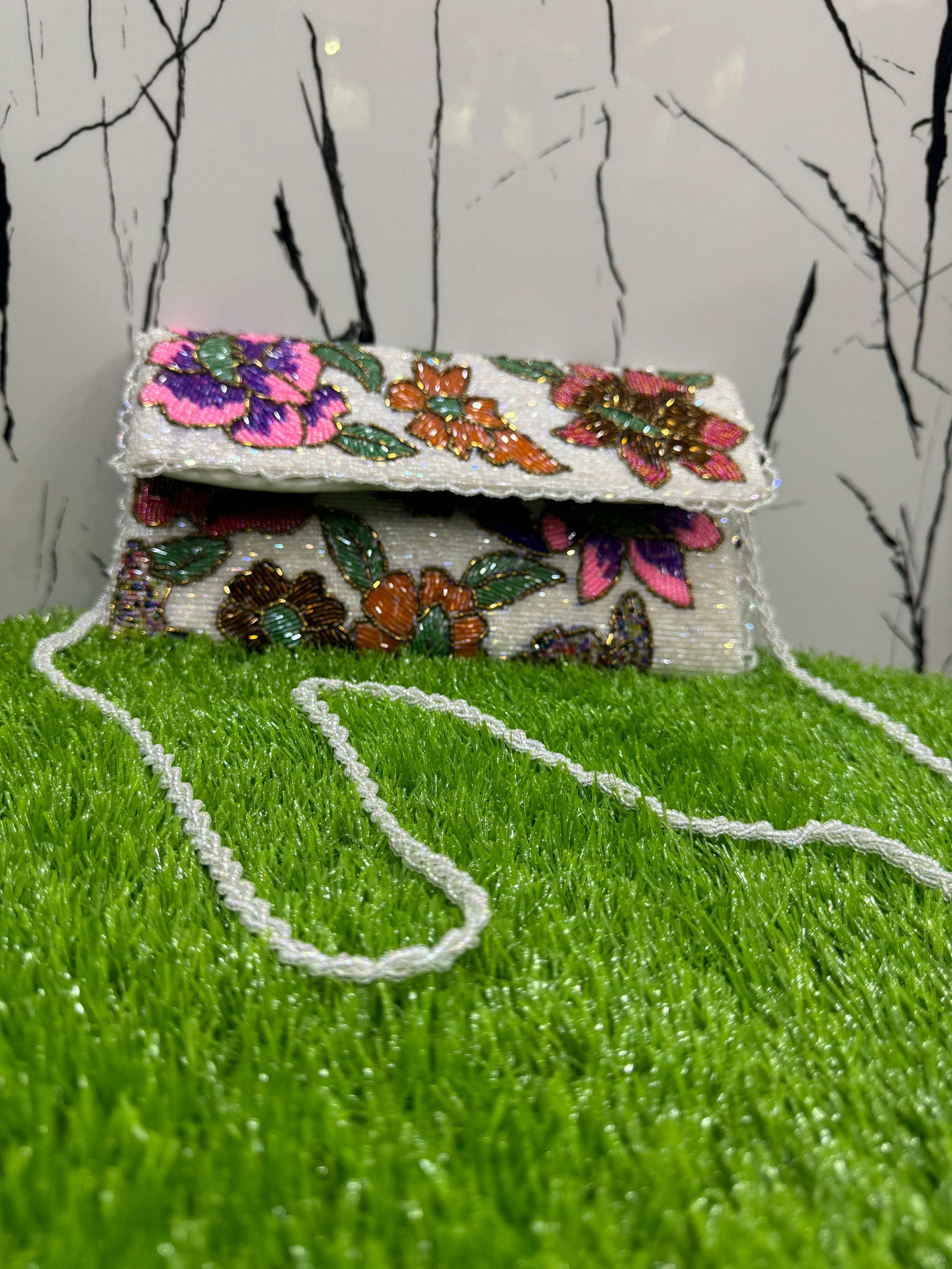 White Beauty Handmade Clutch – Elegant Design"